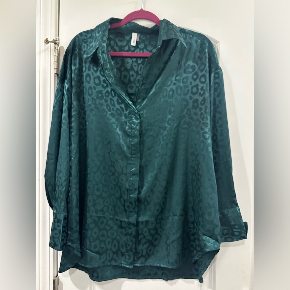 glam silk emerald green leapord print long sleeve button up. Size large